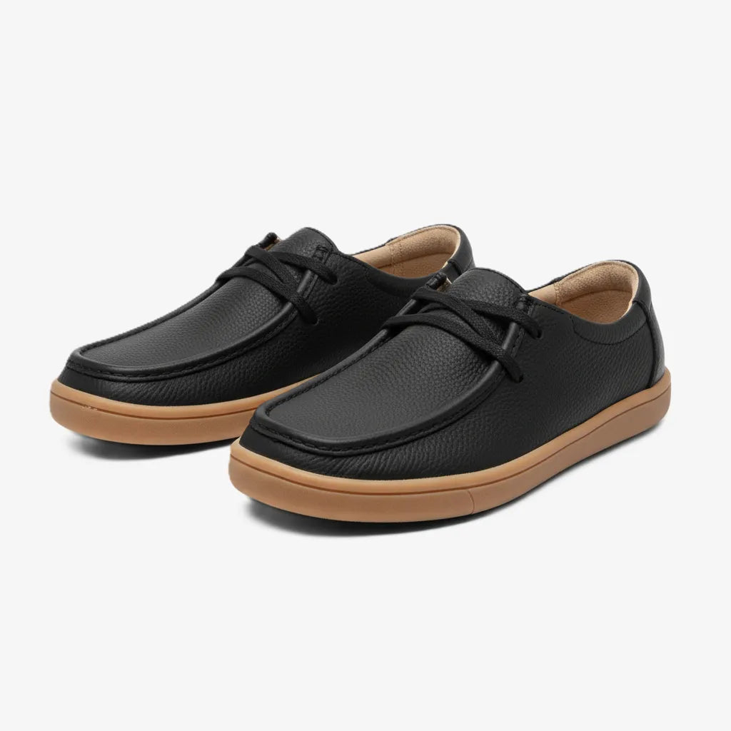 Calzado minimalista Footuki de cuero negro, diseño elegante para hombre y mujer con sistema zero drop y suela de caucho natural.